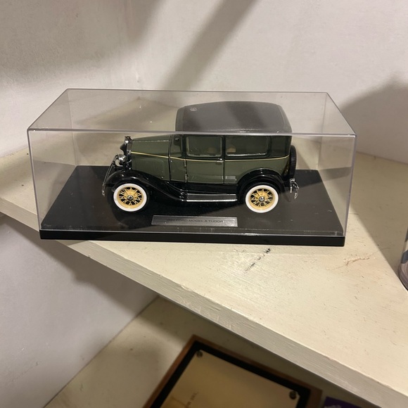 Franklin Mint 1/24 model 1930 Ford Model A Tudor - Picture 2 of 4